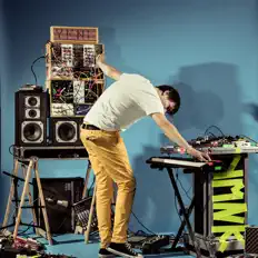 Ouve YMNK, vê vídeos de música, lê a biografia, vê as datas da digressão e muito mais!