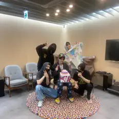 Trainee A을(를) 듣고, 뮤직 비디오를 보고, 약력을 읽고, 투어 일정 등을 확인하세요!