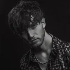 MVDELIを聴いたり、ミュージックビデオを鑑賞したり、経歴やツアー日程などを確認したりしましょう！