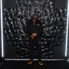 See Green을(를) 듣고, 뮤직 비디오를 보고, 약력을 읽고, 투어 일정 등을 확인하세요!