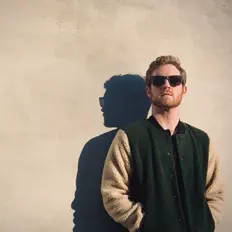 Luister naar Pom Oak, bekijk muziekvideo's, lees de bio, bekijk de tourdata, en meer!