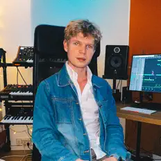 Dengarkan Emil Carlsson, tonton video musik, baca bio, lihat tanggal tur & lainnya!