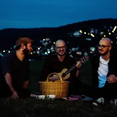 Ouve CRELM, vê vídeos de música, lê a biografia, vê as datas da digressão e muito mais!