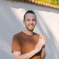 Hör dir undefined an, schau dir Musikvideos an, lies die Biografie, finde Tourdaten und mehr!