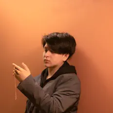 聆聽 Seeiji、觀看音樂影片、閱讀小傳、查看巡演日期等！