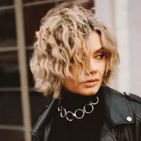 Escucha a undefined, mira videos musicales, lee su biografía, consulta las fechas de las gira y más.