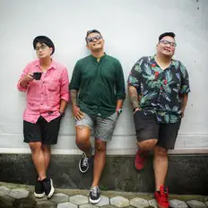 Dengarkan Joyride, tonton video musik, baca bio, lihat tanggal tur & lainnya!