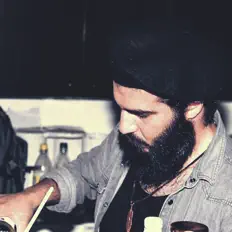 CaveMann सुनें, म्यूज़िक वीडियो देखें, बायो पढ़ें, दौरे की तारीखें और बहुत कुछ देखें!