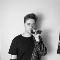 聆聽 Ethan Peterson、觀看音樂影片、閱讀小傳、查看巡演日期等！