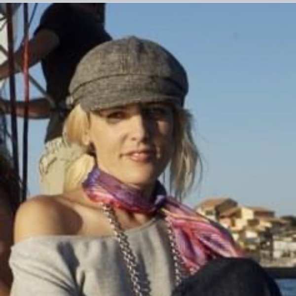 Ellie Lawson's avatar