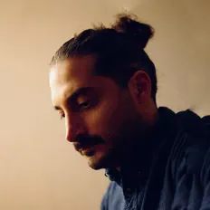 Poslechněte si interpreta Arash Shadram, sledujte hudební videa, přečtěte si životopis, podívejte se na data turné a další informace.
