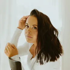Luister naar Angi Holvig, bekijk muziekvideo's, lees de bio, bekijk de tourdata, en meer!