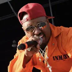 聆聽 Mr.Flamboyant、觀看音樂影片、閱讀小傳、查看巡演日期等！