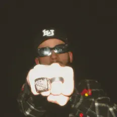 Hör dir YOUNG N3SS an, schau dir Musikvideos an, lies die Biografie, finde Tourdaten und mehr!