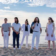 Ascolta August Hotel, guarda video musicali, leggi la biografia, vedi le date del tour & altro!