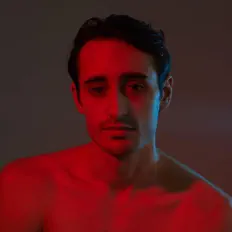 收听 VeeKay、观看音乐视频、阅读小传、查看巡演日期等 ！