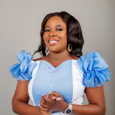 NanaSerwaa Yeboah सुनें, म्यूज़िक वीडियो देखें, बायो पढ़ें, दौरे की तारीखें और बहुत कुछ देखें!