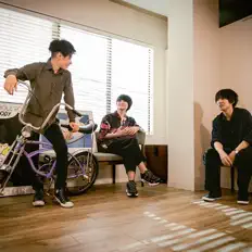 聆聽 ヒトリゴト、觀看音樂影片、閱讀小傳、查看巡演日期等！
