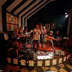 聆聽 Carmine Queen、觀看音樂影片、閱讀小傳、查看巡演日期等！