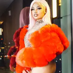 Dengarkan Queen Royalty, tonton video musik, baca bio, lihat tanggal tur & lainnya!