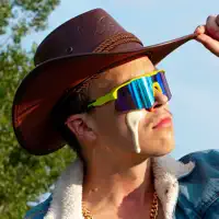 undefined dinle, müzik videolarını izle, biyografisini oku, tur tarihlerini ve daha fazlasını gör!