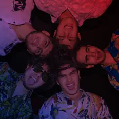 REDZOOを聴いたり、ミュージックビデオを鑑賞したり、経歴やツアー日程などを確認したりしましょう！