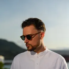 Poslechněte si interpreta El FRA, sledujte hudební videa, přečtěte si životopis, podívejte se na data turné a další informace.