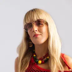 Ascolta Honey B, guarda video musicali, leggi la biografia, vedi le date del tour & altro!