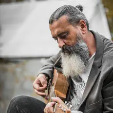 Ouça FRERR, assista a videoclipes, leia a biografia, veja as datas das turnês e mais!