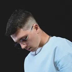 收听 DOUBLE V、观看音乐视频、阅读小传、查看巡演日期等 ！