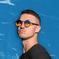 Escucha a undefined, mira videos musicales, lee su biografía, consulta las fechas de las gira y más.