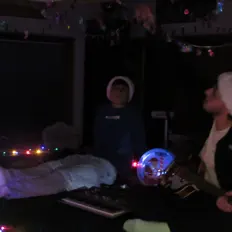 Escucha a PLAYROOM, mira vídeos musicales, lee la biografía, consulta fechas de giras y mucho más.