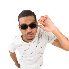 PLAY M सुनें, म्यूज़िक वीडियो देखें, बायो पढ़ें, दौरे की तारीखें और बहुत कुछ देखें!