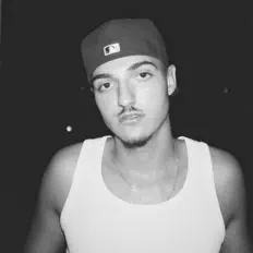 Escucha a Emraz, mira vídeos musicales, lee la biografía, consulta fechas de giras y mucho más.