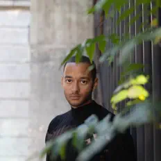 Ascolta Tièmoko Koné, guarda video musicali, leggi la biografia, vedi le date del tour & altro!