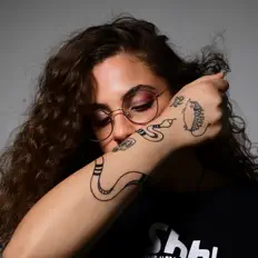 Ouve Julia Bhatt, vê vídeos de música, lê a biografia, vê as datas da digressão e muito mais!