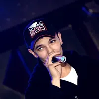 Poslechněte si interpreta undefined, sledujte hudební videa, přečtěte si životopis, podívejte se na data turné a další informace.