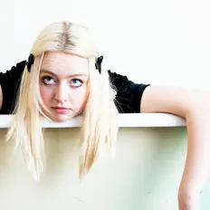 Poslechněte si interpreta Isadora Eden, sledujte hudební videa, přečtěte si životopis, podívejte se na data turné a další informace.