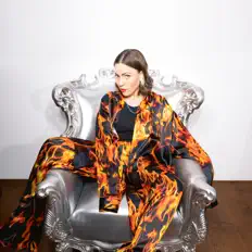 Escucha a Khira Li, mira videos musicales, lee su biografía, consulta las fechas de las gira y más.