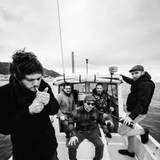 Uguaglianzaを聴いたり、ミュージックビデオを鑑賞したり、経歴やツアー日程などを確認したりしましょう！