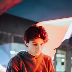 Ben Huffmanを聴いたり、ミュージックビデオを鑑賞したり、経歴やツアー日程などを確認したりしましょう！