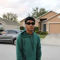 Poslechněte si interpreta undefined, sledujte hudební videa, přečtěte si životopis, podívejte se na data turné a další informace.