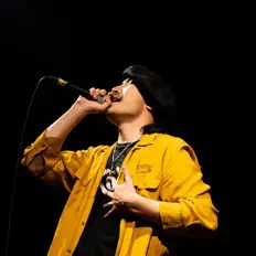 Dr.Floydを聴いたり、ミュージックビデオを鑑賞したり、経歴やツアー日程などを確認したりしましょう！