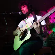 Poslechněte si interpreta Hayzi Kay, sledujte hudební videa, přečtěte si životopis, podívejte se na data turné a další informace.