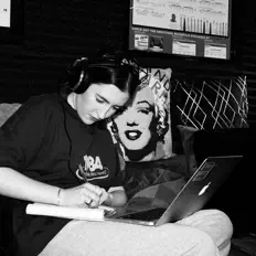 Poslechněte si interpreta Alex Bush, sledujte hudební videa, přečtěte si životopis, podívejte se na data turné a další informace.