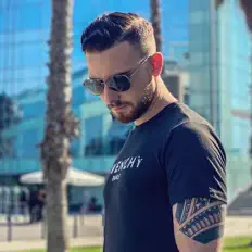 Poslechněte si interpreta Mike REV, sledujte hudební videa, přečtěte si životopis, podívejte se na data turné a další informace.