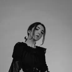 Hör dir ларири an, schau dir Musikvideos an, lies die Biografie, finde Tourdaten und mehr!