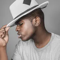 Poslechněte si interpreta undefined, sledujte hudební videa, přečtěte si životopis, podívejte se na data turné a další informace.