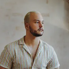 Poslechněte si interpreta Alexander Kazakov, sledujte hudební videa, přečtěte si životopis, podívejte se na data turné a další informace.