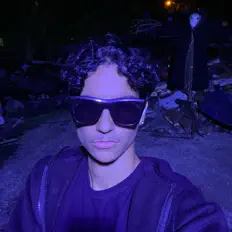 收听 Mama Estoy Brillando*、观看音乐视频、阅读小传、查看巡演日期等 ！